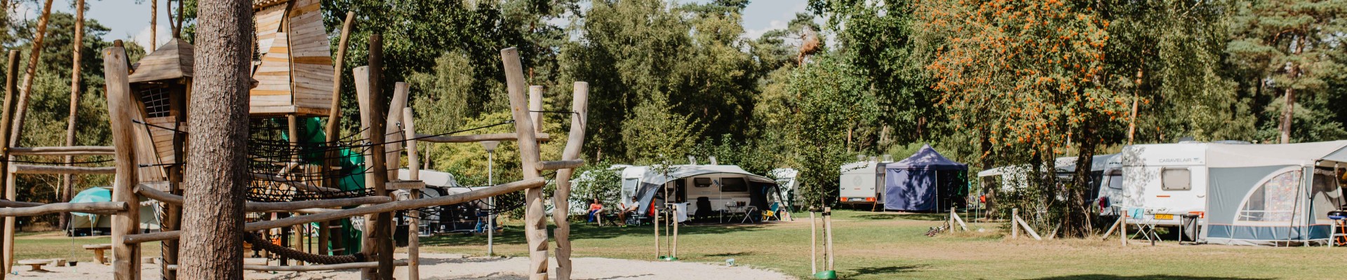 Camping-de-kleine-wolf-kamperen-kampeerveld-specht-speeltoestel-kamperen.jpg