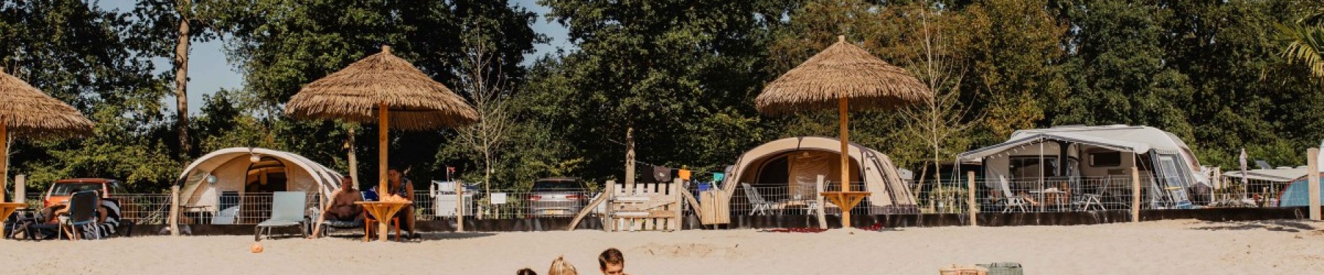 camping-de-kleine-wolf-gezin-kamperen-bij-zandstrand.jpg