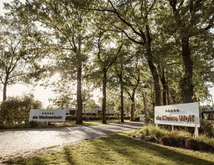 Camping-de-kleine-wolf-faciliteit-oprijlaan-borden.jpg