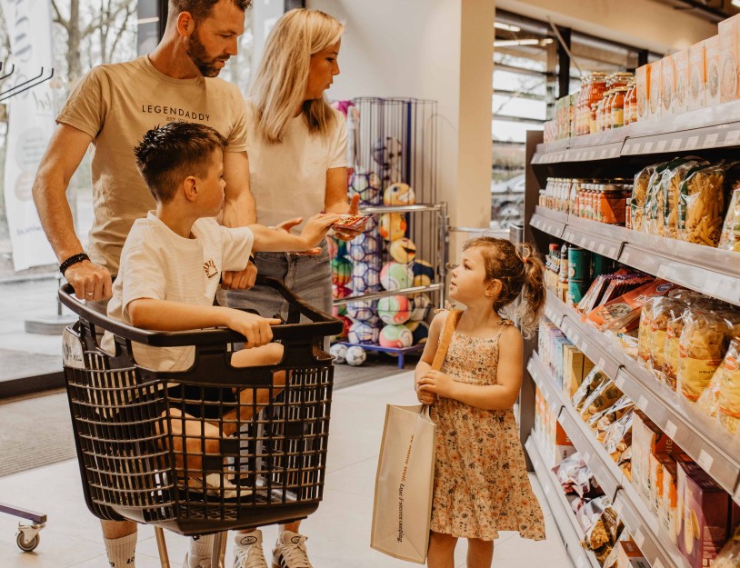 Camping-de-kleine-wolf-supermarkt-gezin-boodschappen-kar.jpg