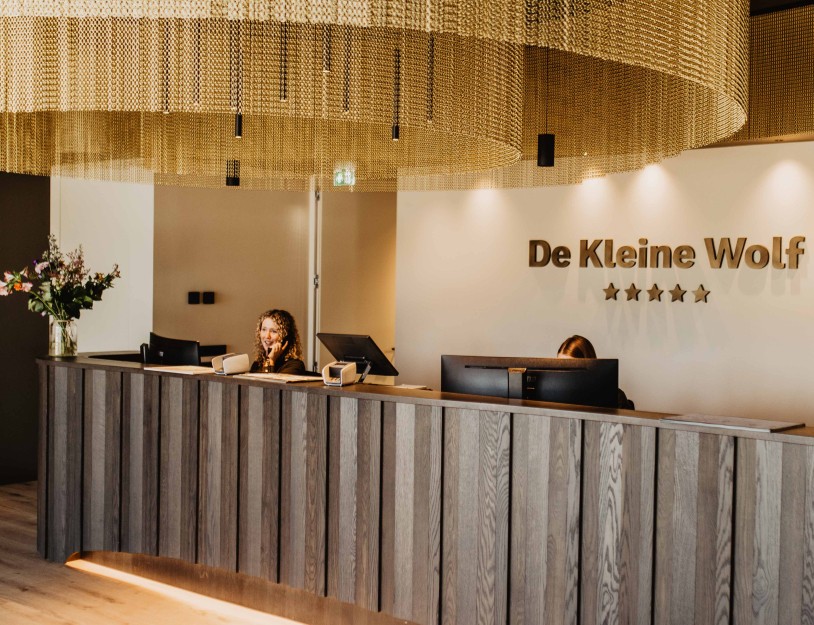 Camping-de-kleine-wolf-entreegebouw-receptie-bellen.jpg