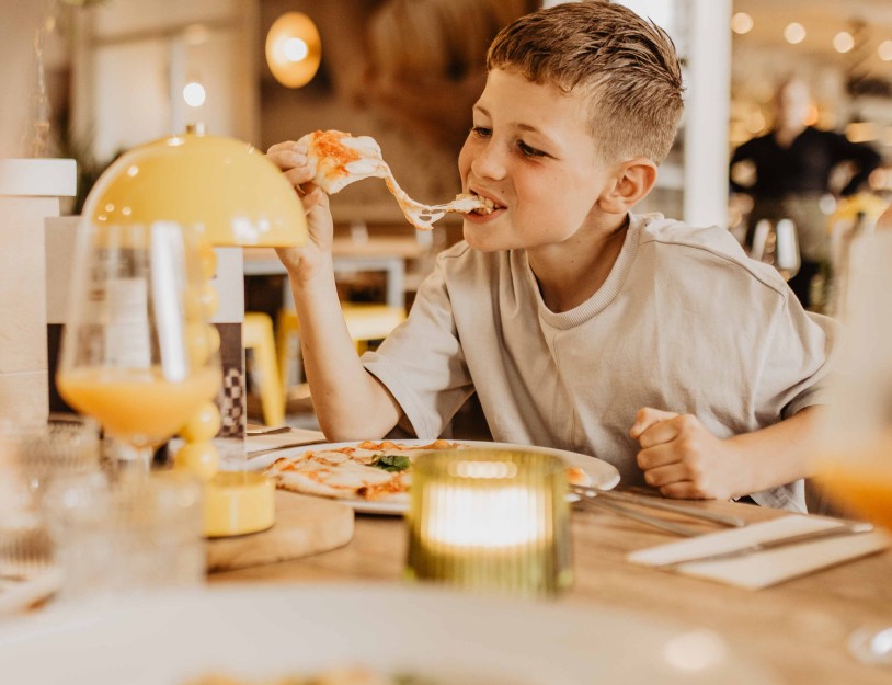 Camping-de-kleine-wolf-italiaan-pizza-eten-jongen-lachen-2.jpg