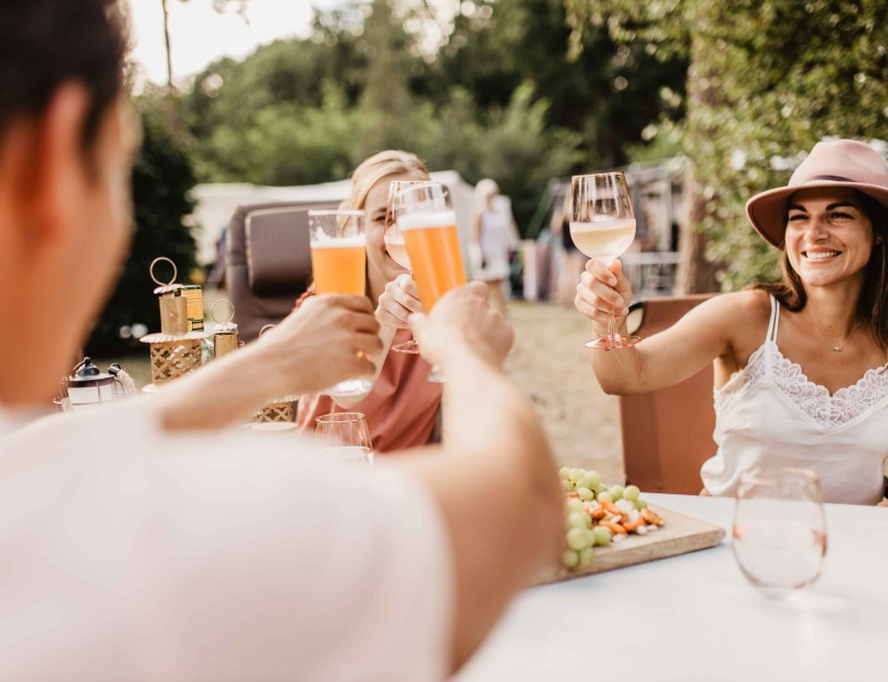 Camping-de-kleine-wolf-kamperen-proosten.jpg