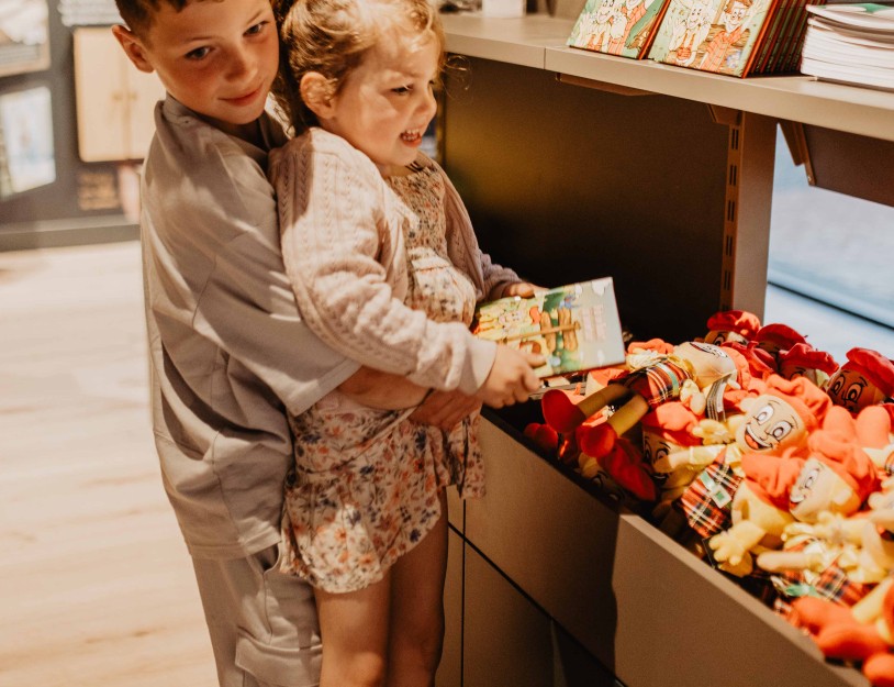 Camping-de-kleine-wolf-receptie-merchandise-boekje-meisje-tillen.jpg