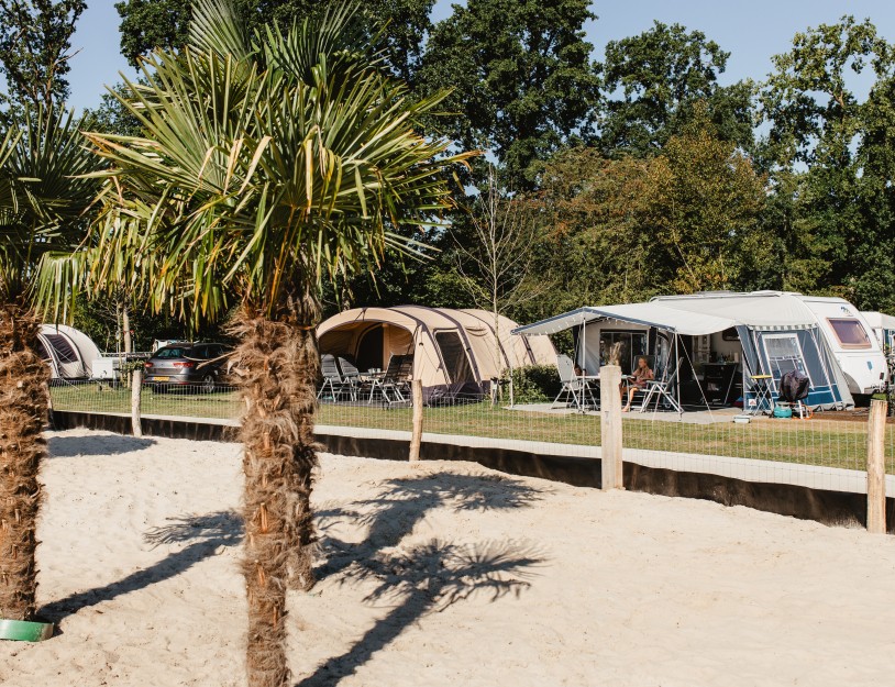 Camping-de-kleine-wolf-kamperen-aan-zandstrand.jpg