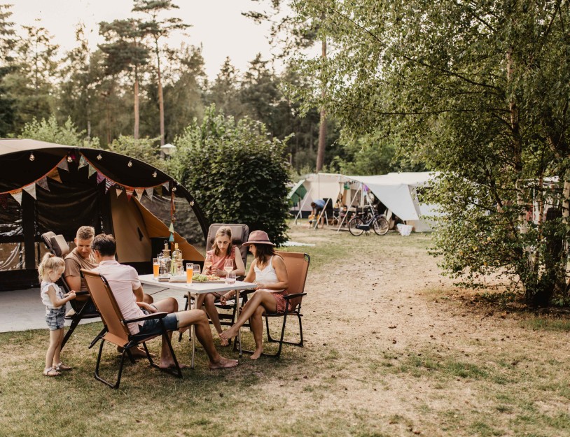 Camping-de-kleine-wolf-kamperen-gezelligheid-overzicht.jpg