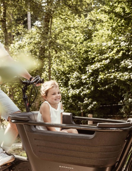 Camping-de-kleine-wolf-faciliteit-bakfiets-vader-dochter.jpg