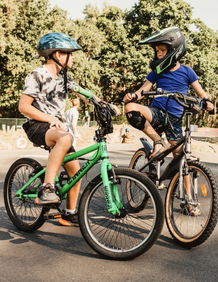 Camping-de-kleine-wolf-faciliteit-pumptrack-jongens-op-fiets-kijken-elkaar.jpg