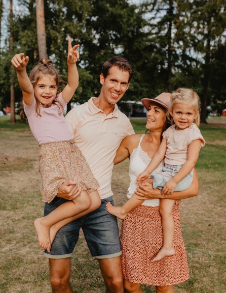 Camping-de-kleine-wolf-kamperen-familie-gezinsfoto.jpg