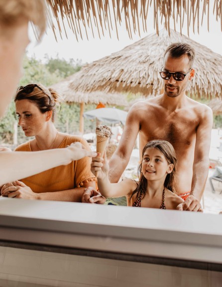 Camping-de-kleine-wolf-faciliteit-beachbar-ijsje-pakken.jpg