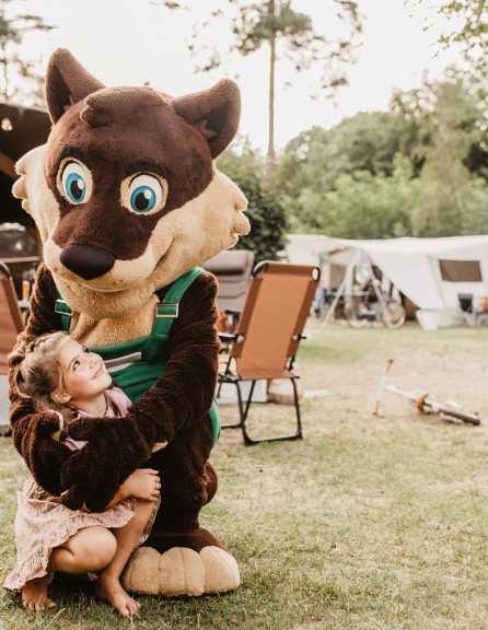 Camping-de-kleine-wolf-animatie-kuffelen-wolfie-verliefd.jpg