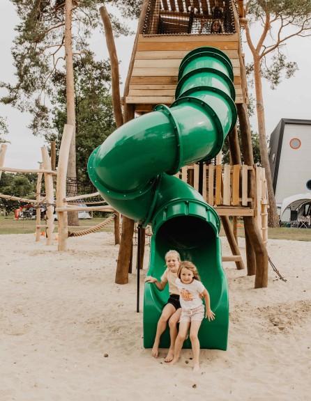 Camping-de-kleine-wolf-speeltoestel-specht-meisjes-glijbaan.jpg
